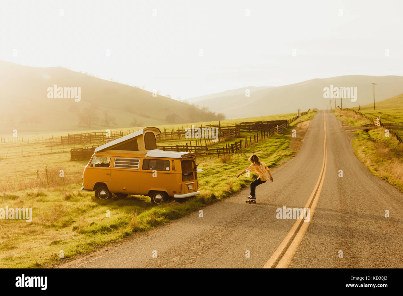 Young male skateboarder skateboarding on rural Road, Exeter, California, USA Banque D'Images