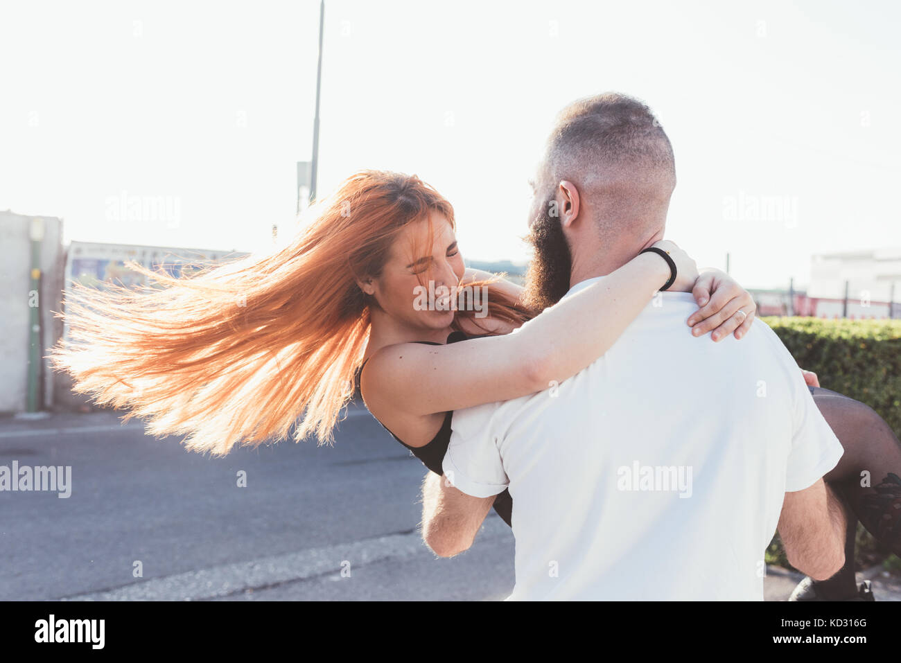 Man smiling woman in arms Banque D'Images