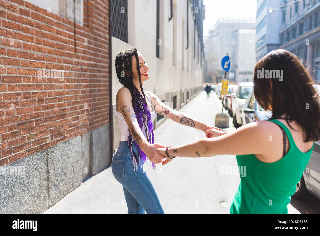 Les femmes sur city break dancing in street, Milan, Italie Banque D'Images
