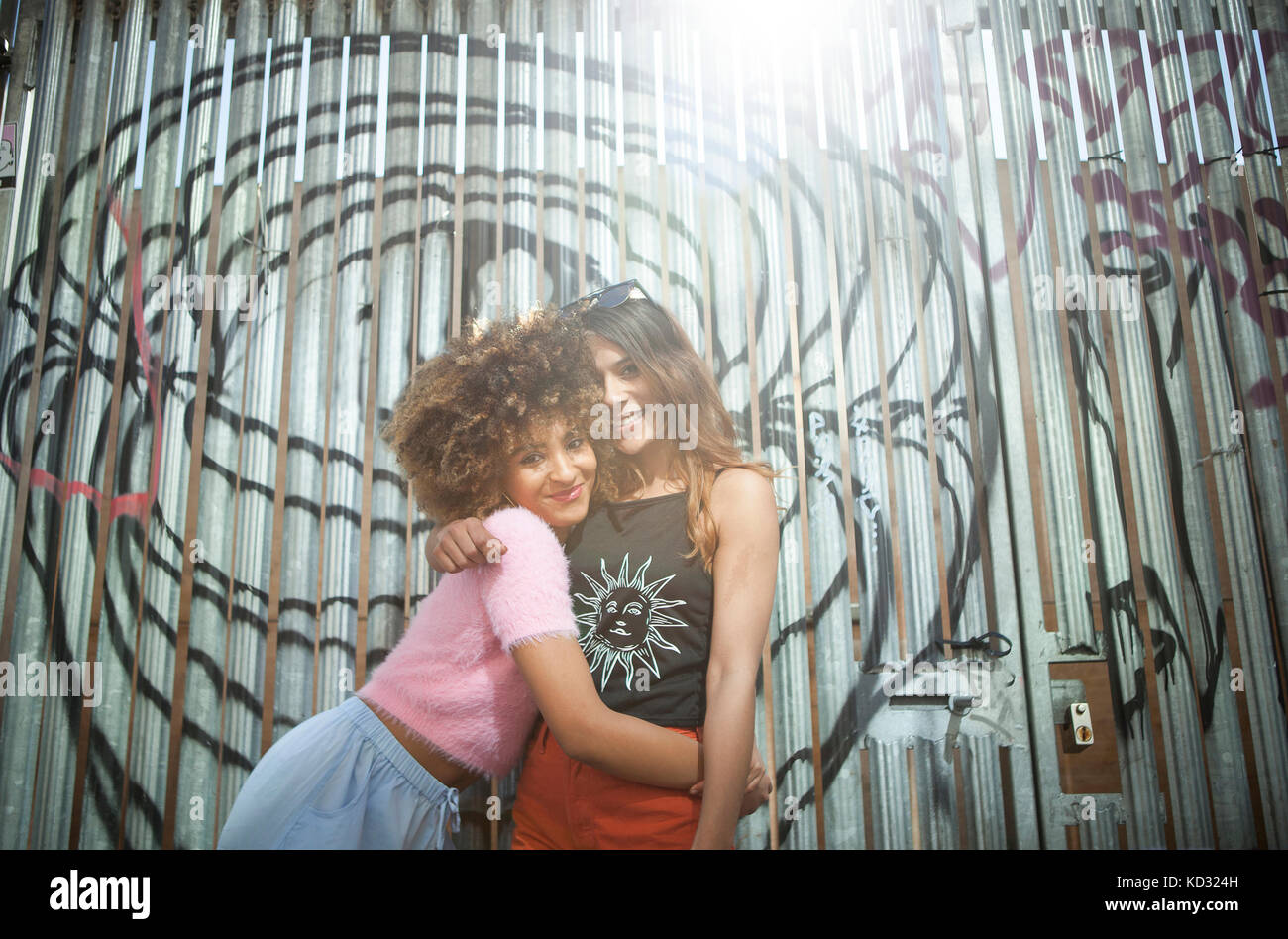 Portrait de deux jeunes femmes, en milieu urbain, hugging Banque D'Images
