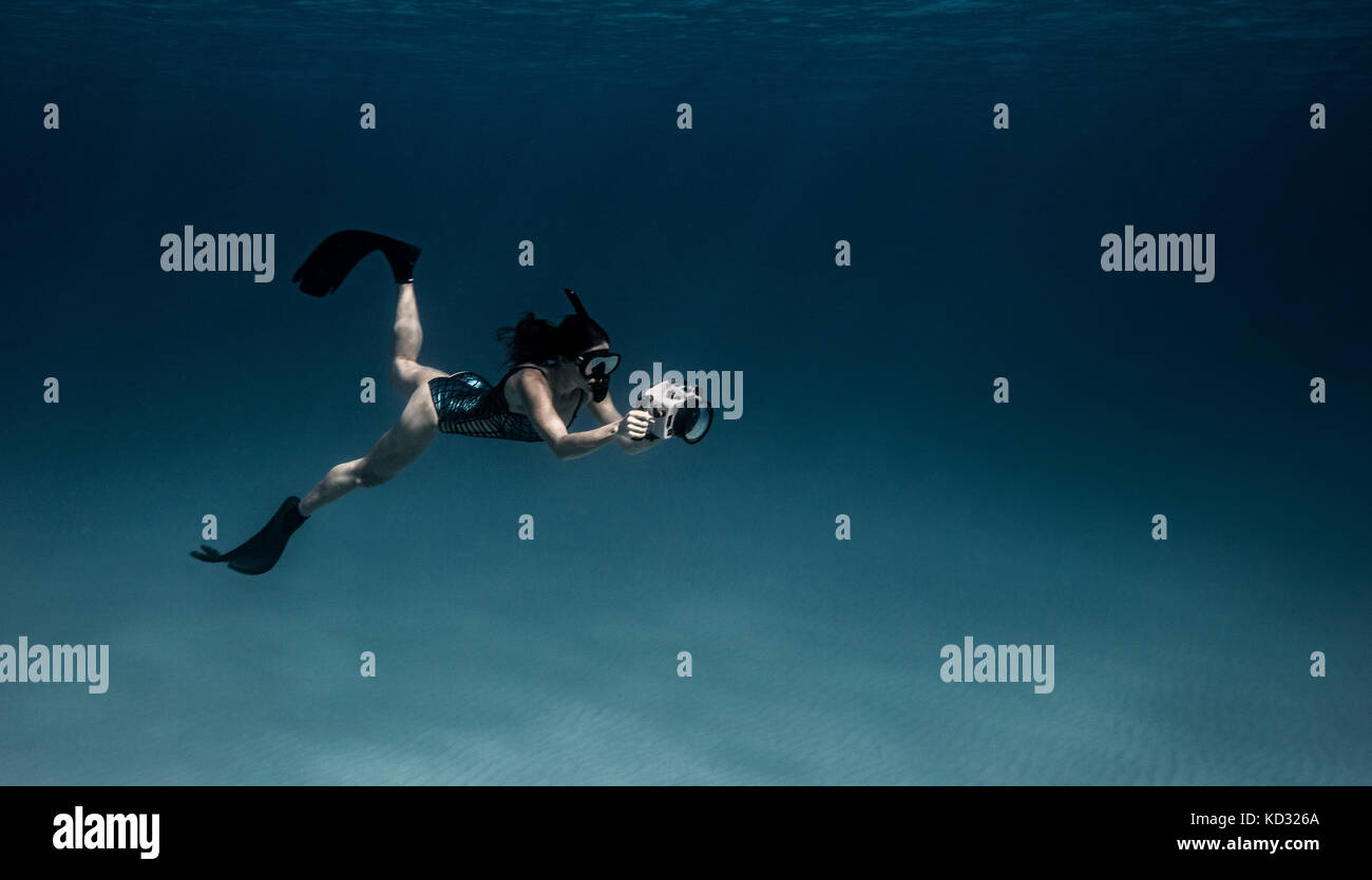 Sous-vue de femme free diver avec caméra sous-marine, Bimini, Bahamas Banque D'Images