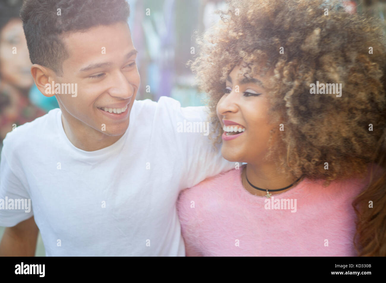 Jeune couple dans la rue, face à face, laughing Banque D'Images