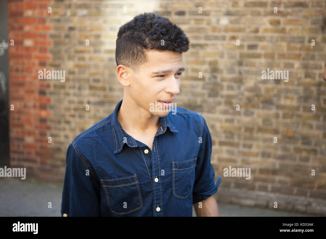 Young man walking outdoors Banque D'Images