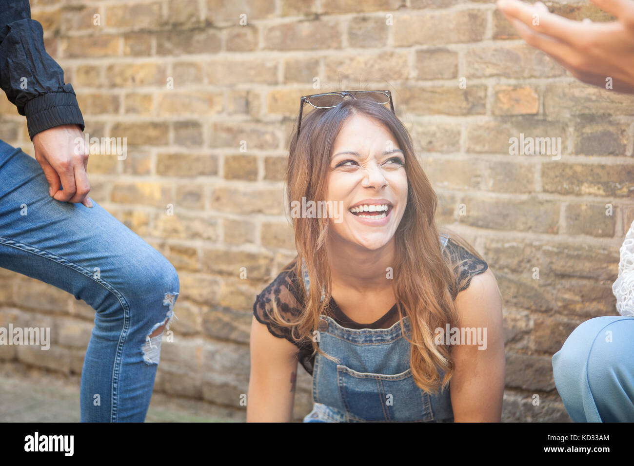 Groupe de jeunes amis à l'extérieur, young woman laughing Banque D'Images