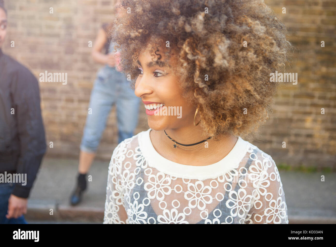 Groupe de jeunes amis à l'extérieur, young woman smiling Banque D'Images