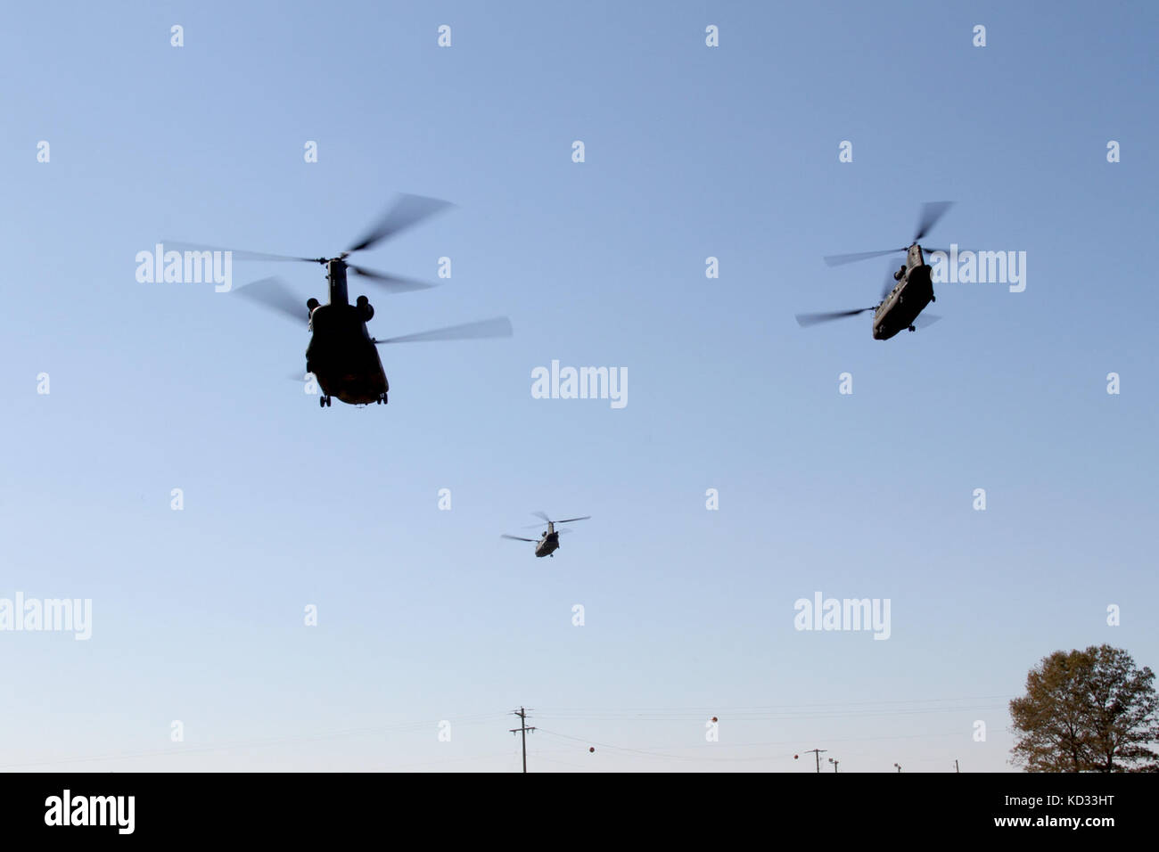 Trois hélicoptères CH-47 Chinook du 2e bataillon du 151e bataillon de l'aviation et de l'appui de la sécurité prendre off nov. 15, 2014, avec près de 120 soldats du 1er Bataillon, 118e d'infanterie, 218e brigade, d'amélioration de manœuvre pendant carolina thunder 2014 tenue à mcentire joint national guard base. Caroline du Sud, avec la garde nationale de la Caroline du Nord et la Géorgie des unités de la Garde nationale a effectué 14 thunder Caroline, d'une perceuse week-end, la formation conjointe exercer nov. 15, 2014. Plus de 30 aéronefs ont participé à la messe à décoller de la base de la garde nationale mixte guess, eastover, L.C. (unités ont effectué Banque D'Images