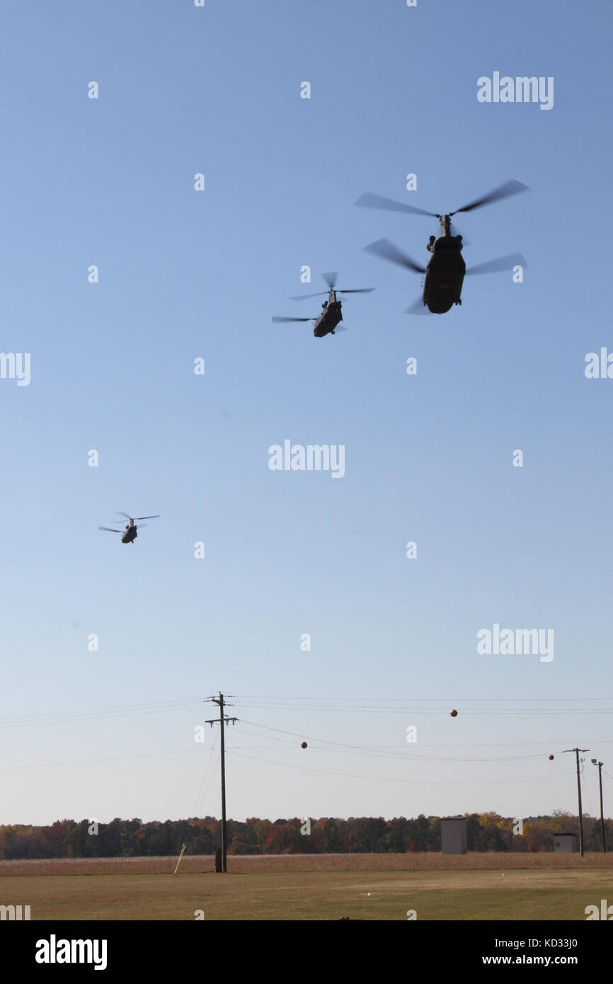 Trois hélicoptères CH-47 Chinook du 2e bataillon du 151e bataillon de l'aviation et de l'appui de la sécurité prendre off nov. 15, 2014, avec près de 120 soldats du 1er Bataillon, 118e d'infanterie, 218e brigade, d'amélioration de manœuvre pendant carolina thunder 2014 tenue à mcentire joint national guard base. Caroline du Sud, avec la garde nationale de la Caroline du Nord et la Géorgie des unités de la Garde nationale a effectué 14 thunder Caroline, d'une perceuse week-end, la formation conjointe exercer nov. 15, 2014. Plus de 30 aéronefs ont participé à la messe à décoller de la base de la garde nationale mixte guess, eastover, L.C. (unités ont effectué Banque D'Images