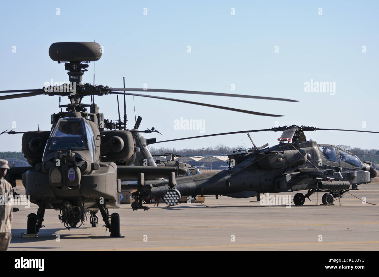 L'armée américaine d'hélicoptères Apache AH-64d'asseoir en face de l'Army Aviation Flight Facility à mcentire joint national guard base, eastover, L.C. (au cours de l'attaque st 1-151bataillon de reconnaissance, L.C. (Army National Guard cérémonie de passation de commandement tenue feb. 8. 2015 lorsque lt. col. james r. Fidler, le commandant sortant, a adopté les couleurs de maj. (P), john w. mcelveen le commandant entrant. Le but de la cérémonie de passation de commandement est de passer la commande de l'unité pour le nouveau commandant, ainsi le passage de la responsabilité de l'équipement et le personnel. De plus, l'adoption de la colo de l'unité Banque D'Images