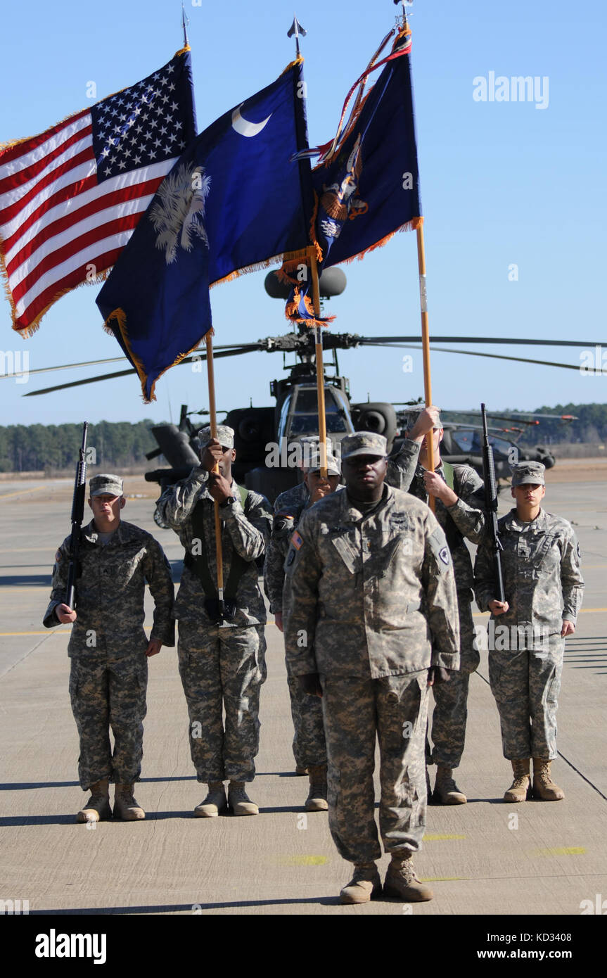 Les soldats de la garde nationale de l'armée américaine en formation stand en face de l'Army Aviation Flight Facility à mcentire joint national guard base, eastover, L.C. (au cours de l'attaque st 1-151bataillon de reconnaissance, L.C. (Army National Guard cérémonie de passation de commandement tenue feb. 8. 2015, lorsque lt. col. james r. Fidler, le commandant sortant, a adopté les couleurs de maj. (P), john w. mcelveen le commandant entrant. Le but de la cérémonie de passation de commandement est de passer la commande de l'unité pour le nouveau commandant, ainsi le passage de la responsabilité de l'équipement et le personnel. De plus, l'adoption de Banque D'Images