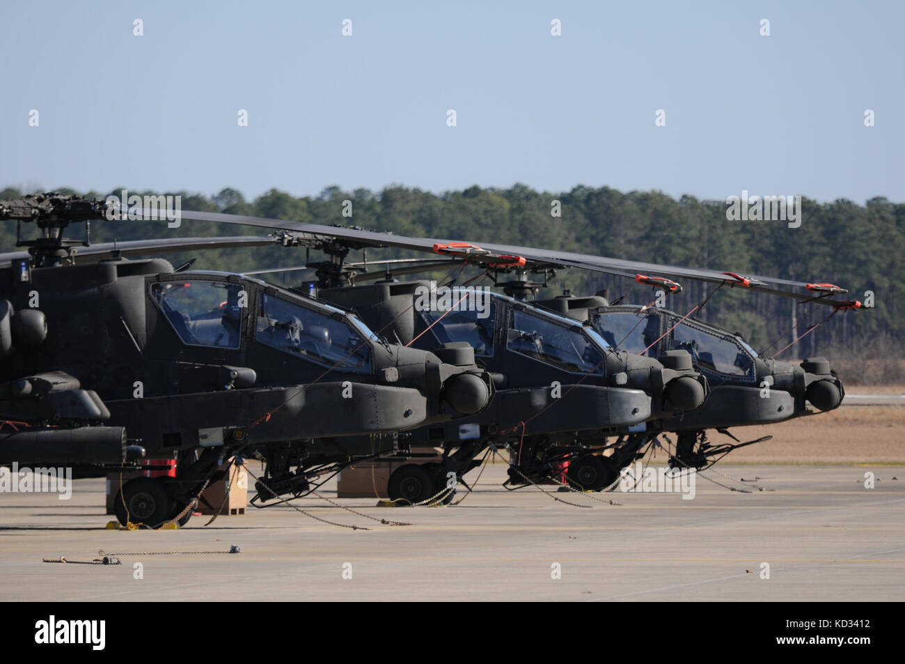 L'armée américaine d'hélicoptères Apache AH-64d'asseoir en face de l'Army Aviation Flight Facility à mcentire joint national guard base, eastover, L.C. (au cours de l'attaque st 1-151bataillon de reconnaissance, L.C. (Army National Guard cérémonie de passation de commandement tenue feb. 8. 2015 lorsque lt. col. james r. Fidler, le commandant sortant, a adopté les couleurs de maj. (P), john w. mcelveen le commandant entrant. Le but de la cérémonie de passation de commandement est de passer la commande de l'unité pour le nouveau commandant, ainsi le passage de la responsabilité de l'équipement et le personnel. De plus, l'adoption de la colo de l'unité Banque D'Images