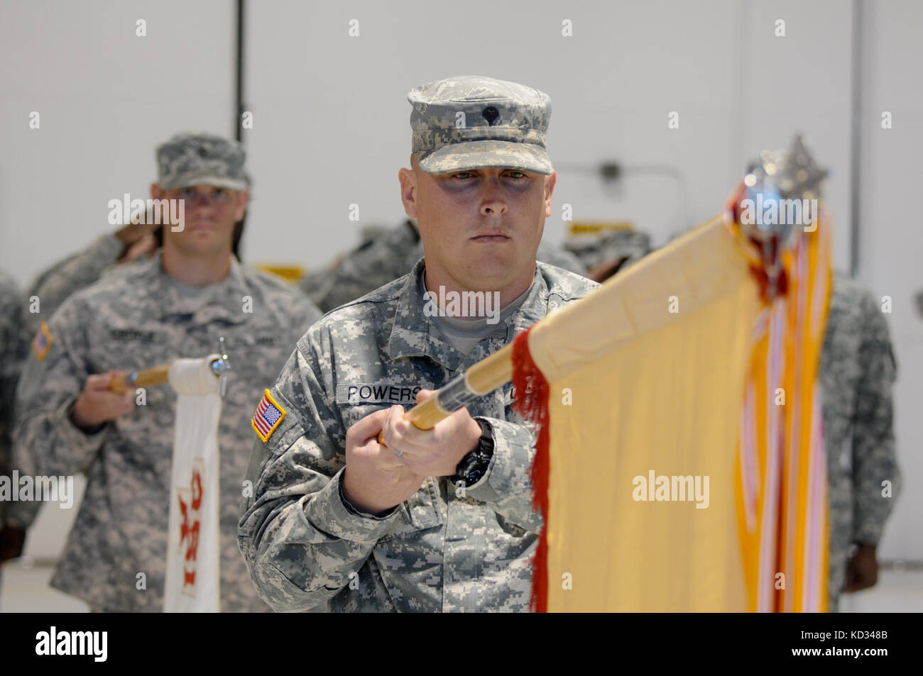 Des soldats américains dans le 351e bataillon de soutien de l'aviation (ASB), L.C. (Army National Guard,‎ stand en formation devant des centaines de partisans et de la famille au cours d'une enveloppe d'‎The Couleurs et cérémonie de déploiement feb. 15, 2015, à l'Army Aviation Flight Facility à mcentire joint national guard base, eastover, Caroline du Sud. Les plus de 150 soldats de la 351e asb sera déployée au Koweït à l'appui de la 185e brigade d'aviation de théâtre dans l'entretien, la logistique, l'appui et de ravitaillement pendant environ un an, dans le cadre de l'opération Bouclier spartiate. (U.s. Army National Guard photo Banque D'Images