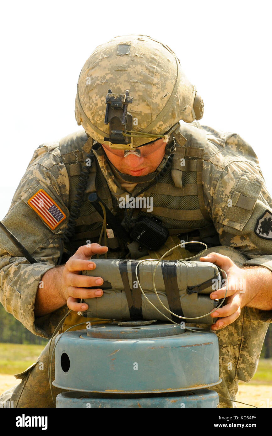 Le personnel de l'armée américaine sergent Andrew brazell, attribué à l'entreprise route 1221St, Caroline du Sud, la garde nationale prépare des explosifs C-4 pour détoner des explosifs au cours d'un itinéraire de formation en déminage scénario au centre de formation, eastover mccrady, s.c., 24 juin 2014. brazell a pour mission de repérer les fils de commande d'IED et d'assurer la sécurité en cas d'attaque. (Photo de la garde nationale américaine par tech. sgt. Jorge intriago/libérés) Banque D'Images