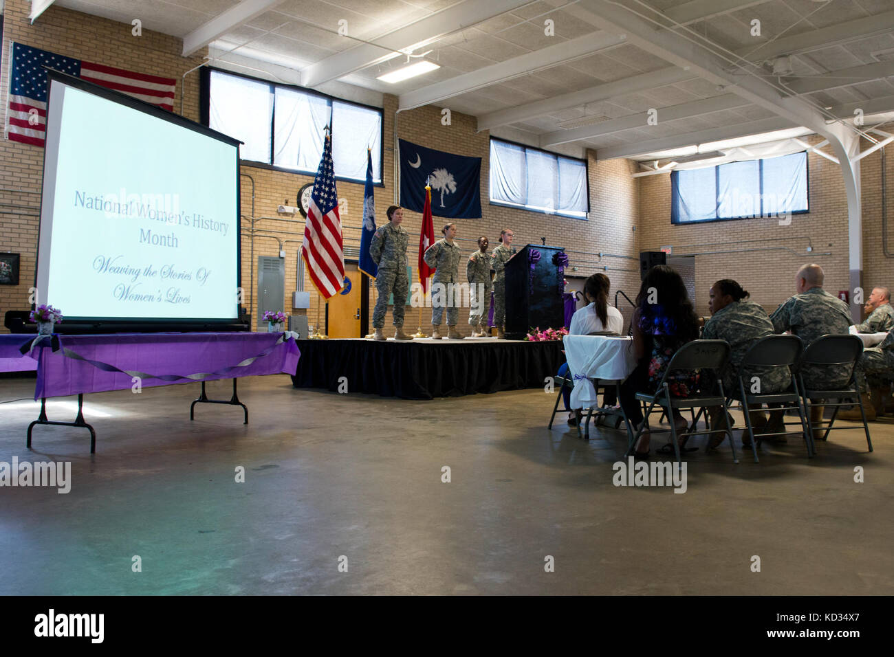 Des membres de la Garde nationale de Caroline du Sud assistent à la célébration annuelle du mois de l’histoire des femmes le 18 mars 2015, à l’Armory de Bluff Road, en Columbia, en Caroline du Sud. Le thème de cette année était « tisser les histoires de la vie des femmes ». Les invités ont entendu des histoires de la meilleure compétition de guerriers de la Garde nationale de Caroline du Sud et de quatre femmes de la Garde nationale de Caroline du Sud qui ont été mises en valeur pour leurs réalisations. (ÉTATS-UNIS Photo de la Garde nationale aérienne par Tech. Sgt. Jorge Intriago/publié) Banque D'Images