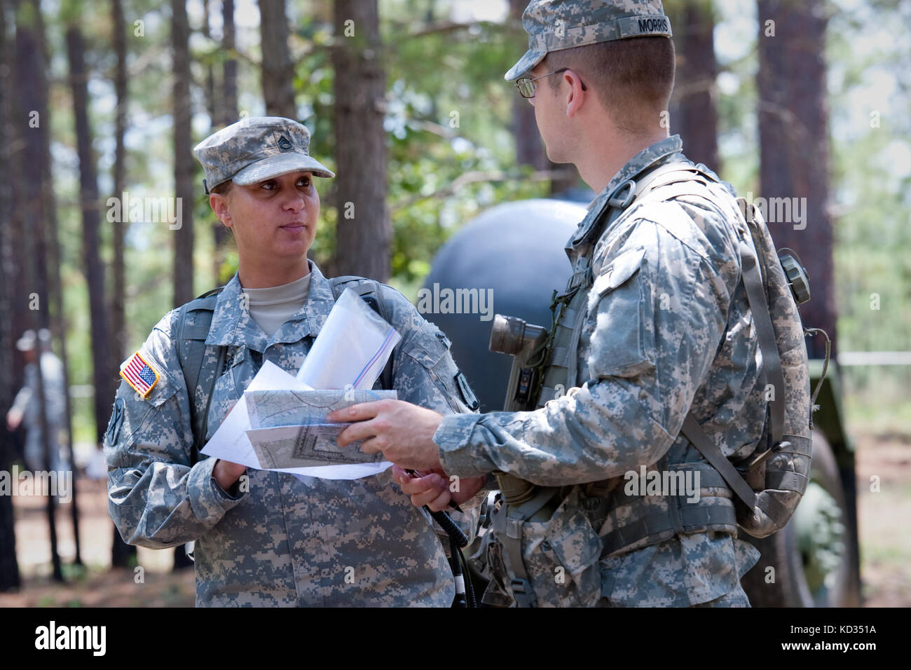 Sergent d'état-major Monica Rogers, instructeur au 3e Bataillon, 218e leadership (LDR), Garde nationale de l’Armée de Caroline du Sud, vérifie les points sur une carte pour le candidat de l’officier Josh Merry de la Garde nationale de l’Armée de Floride avant de se rendre au cours de navigation terrestre au Centre d’entraînement McCrady, Eastover, S.C., le 6 juin 2015. Le 2e Bataillon (OCS) du South Carolina Army National, 218e leadership (LDR), accueille des candidats de plusieurs États au cours de la phase I de l’École des candidats officiers. (ÉTATS-UNIS Photo de la Garde nationale de l'armée par le Sgt. Brian Calhoun/publié) Banque D'Images