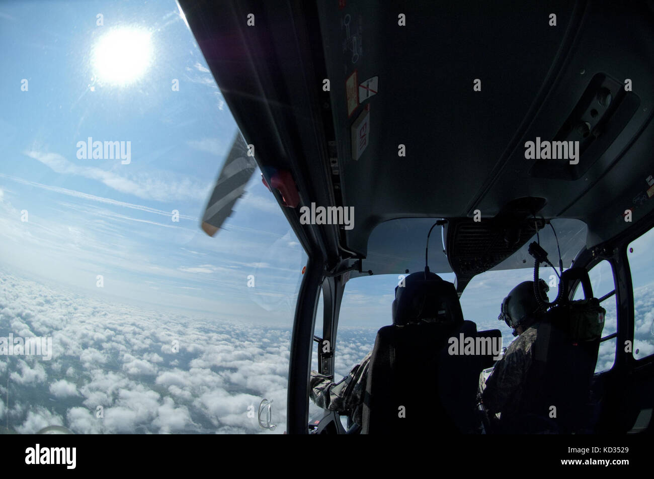 Un UH-72A Lakota affecté à la Compagnie A, 2-151e Bataillon de l’aviation de sécurité et de soutien, Garde nationale de l’Armée du Canada, survole les principales routes d’évacuation des ouragans de la Caroline du Sud, Beaufort, Caroline du Sud, 10 juin 2015. L'hélicoptère a fourni un appui aérien aux services locaux, aux forces de l'ordre et à la police, aux organismes et à la Division de gestion des urgences de Caroline du Sud, au cours d'un exercice d'évacuation en cas d'ouragan. (PHOTO DE la Garde nationale DE l'ARMÉE DES ÉTATS-UNIS par le sergent d'état-major. Roby Di Giovine/sortie) Banque D'Images