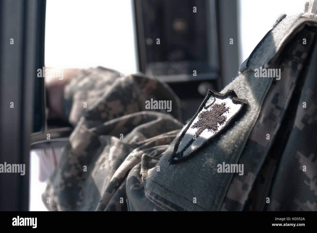 Un UH-72A Lakota affecté à la Compagnie A, 2-151e Bataillon de l’aviation de sécurité et de soutien, Garde nationale de l’Armée du Canada, survole les principales routes d’évacuation des ouragans de la Caroline du Sud, Beaufort, Caroline du Sud, 10 juin 2015. L'hélicoptère a fourni un appui aérien aux services locaux, aux forces de l'ordre et à la police, aux organismes et à la Division de gestion des urgences de Caroline du Sud, au cours d'un exercice d'évacuation en cas d'ouragan. (PHOTO DE la Garde nationale DE l'ARMÉE DES ÉTATS-UNIS par le sergent d'état-major. Roby Di Giovine/sortie) Banque D'Images