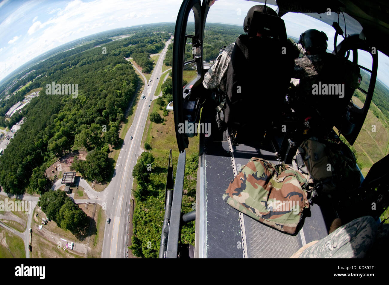 Un UH-72A Lakota affecté à la Compagnie A, 2-151e Bataillon de l’aviation de sécurité et de soutien, Garde nationale de l’Armée du Canada, survole les principales routes d’évacuation des ouragans de la Caroline du Sud, Beaufort, Caroline du Sud, 10 juin 2015. L'hélicoptère a fourni un appui aérien aux services locaux, aux forces de l'ordre et à la police, aux organismes et à la Division de gestion des urgences de Caroline du Sud, au cours d'un exercice d'évacuation en cas d'ouragan. (PHOTO DE la Garde nationale DE l'ARMÉE DES ÉTATS-UNIS par le sergent d'état-major. Roby Di Giovine/sortie) Banque D'Images