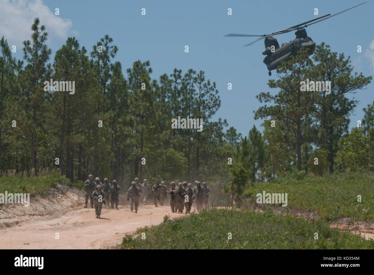 L'armée américaine Un hélicoptère CH-47 Chinook de l'appui de l'aviation battalion, Caroline du Sud, la garde nationale prend en charge, les sapeurs du génie de combat léger, à partir de la 1222e bataillon du génie, en Caroline du Sud, la garde nationale au cours de leur formation en compétences essentielles mission multiples au cours de leur entraînement annuel juin 6-20, 2015 au centre de formation à eastover mccrady, Caroline du Sud. Des soldats manœuvre pratique l'infiltration des compétences d'un domaine à partir d'un hélicoptère Chinook, au cours de la formation, 17 juin 2015. (U.s. Army National Guard photo de 2e lt. tracci dorgan/libérés) Banque D'Images