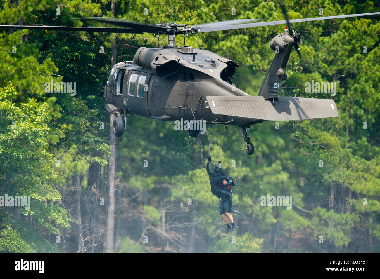 L'armée américaine UH-60 Black Hawk affecté à l'appui général 1-111ème bataillon de l'aviation, en Caroline du sud le long de la garde nationale avec sc-hélicoptère de sauvetage aquatique pratique de l'équipe de l'insertion dans l'eau et le sauvetage des victimes à ft. Jackson, weston lake, s.c., aug. 28, 2015. sc-hart est un effort de collaboration entre l'état de recherche et de sauvetage en milieu urbain (groupe de travail sc-TF1) sous la direction de l.c. (llr, Bureau du commissaire des incendies de l'état d'urgence, L.C. (division de la gestion de la garde nationale de l'Armée basé sur l'unité de l'aviation à mcentire joint National Guard Base à eastover, L.C. (ce programme a formé le prof Banque D'Images