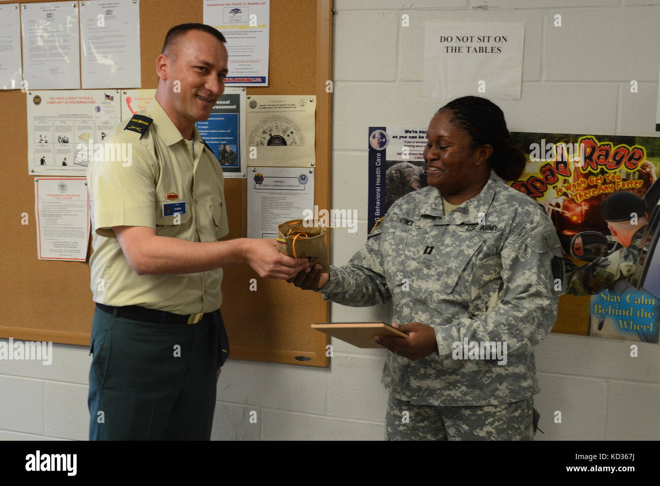 La Garde nationale de Caroline du Sud a accueilli des étudiants du Collège colombien de guerre à diverses fonctions du Département militaire de Caroline du Sud dans le cadre du Programme de partenariat d'État (SPP) de la Garde nationale des États-Unis, 6-11 septembre 2015. Ces étudiants sont les futurs dirigeants de l'armée colombienne et l'échange culturel et militaire facilité par cet engagement du PSP devrait renforcer et développer davantage cette initiative multinationale. La relation entre la Caroline du Sud et la Colombie a été officiellement forgée en 2012 lorsque la Caroline du Sud Gov. Nikki Haley et le vice-M. colombien Banque D'Images