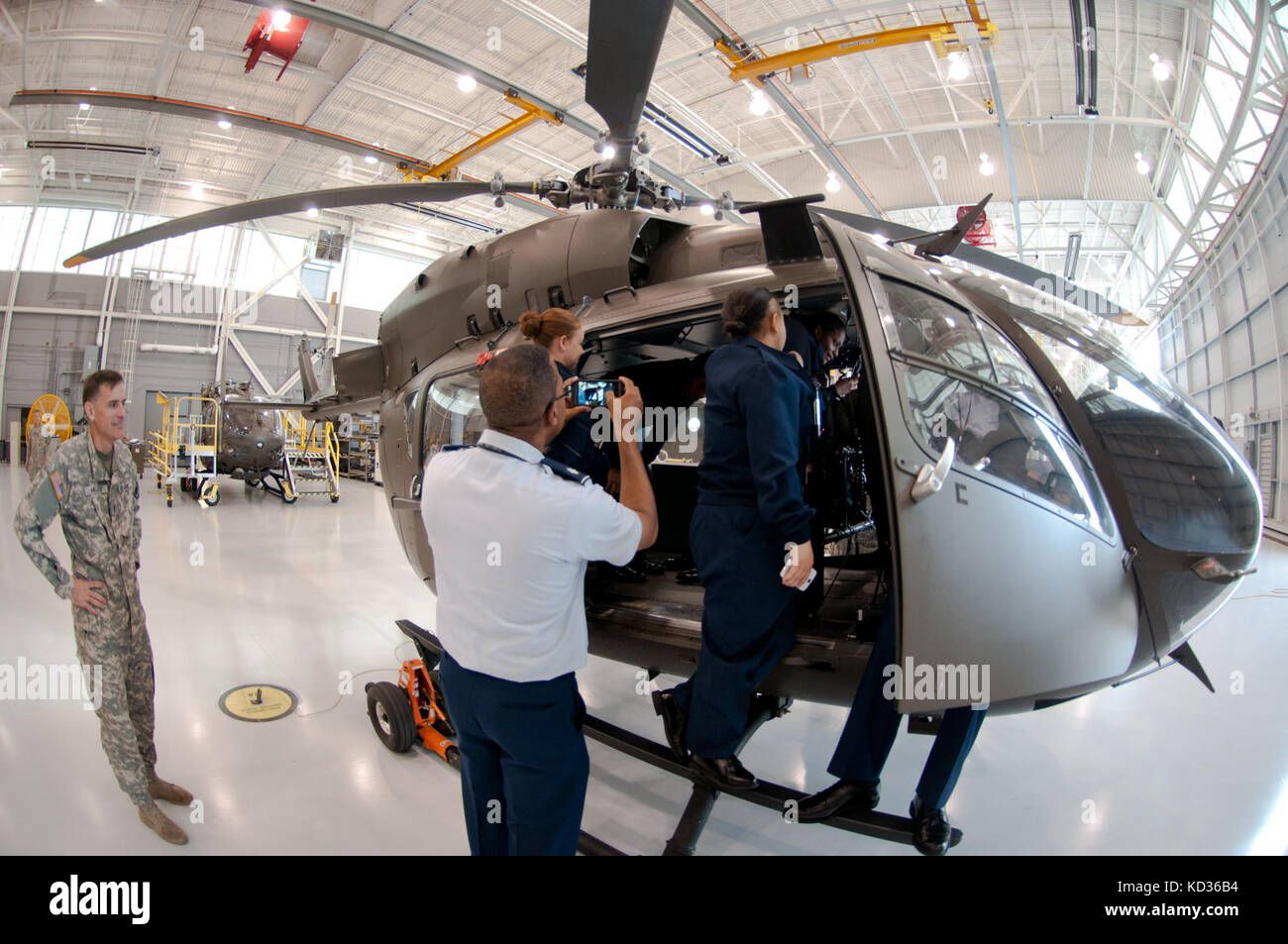 Sergent de l'armée américaine Brent Cobb, recruteur de la Garde nationale de l'Armée de terre du S.C, et vingt-deux cadets du ROTC junior de la Carolina High School and Academy Air Force visitent le SCNG Army Aviation support Facility (AASF2), au Donaldson Center, Greenville, Caroline du Sud, le 24 septembre 2015. Les aviateurs affectés à l'AASF2 ont informé la classe des capacités des installations et des avions au cours de la visite de trois heures. L'AASF2 accueille des éléments du 2-151e Bataillon de l'aviation de sécurité et de soutien et du 2-238e Bataillon de l'aviation générale, volant respectivement DES hélicoptères UH-72A Lakota et CH-47 Chinook. (ÉTATS-UNIS Banque D'Images