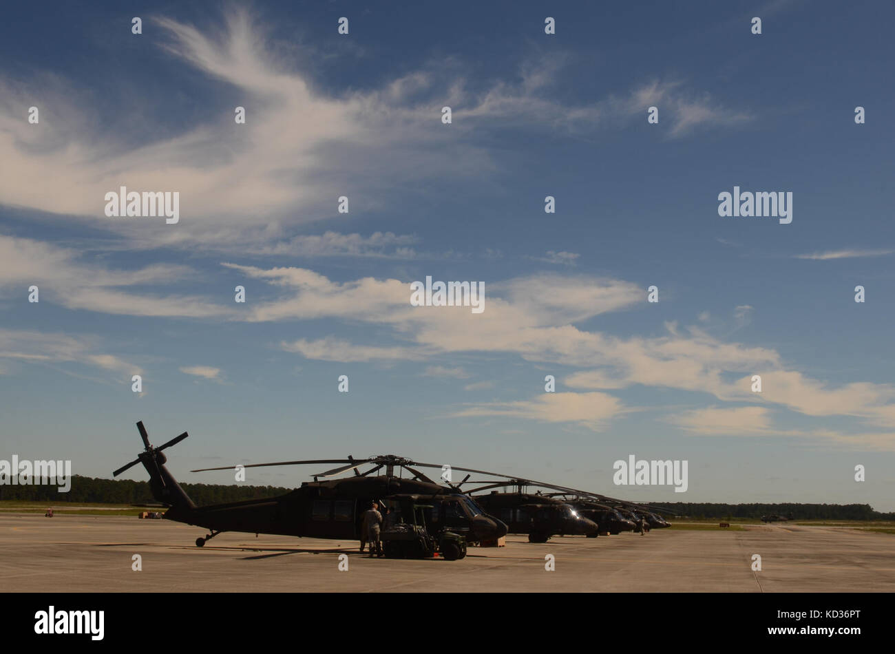 L'armée américaine d'hélicoptères UH-60 Black Hawk de la Caroline du Sud et Caroline du Nord continuent de la Garde nationale de sauvetage et d'opérations d'intervention contre les inondations de l'Armée de SCNG Facilité de soutien d'aviation à la base de la Garde nationale mixte Guess, lors d'une inondation à l'échelle de réponse, le 6 octobre 2015. La Garde nationale de Caroline du Sud a été activé à l'appui de l'état et les organismes de gestion des urgences du comté et les premiers intervenants locaux comme les impacts des inondations historiques à l'échelle des comtés. En ce moment, plus de 2 200 membres de la Garde nationale de Caroline du Sud ont été activés en réponse aux inondations. (U.S. Guar National Air Banque D'Images