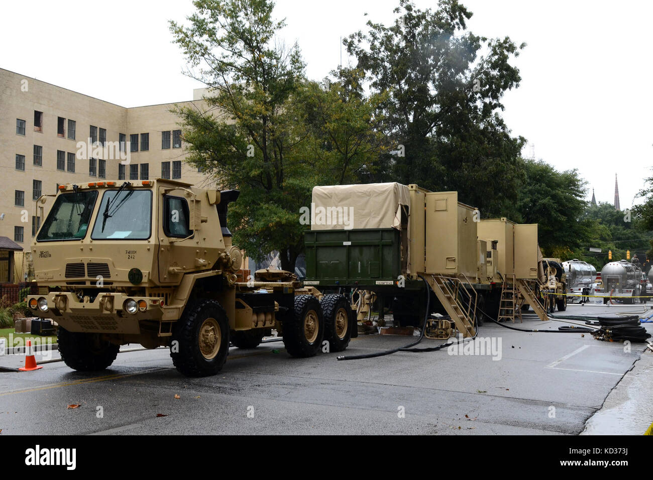 Photo statique de la purification d'eau par osmose inverse à partir de la Caroline du sud du quartier-maître de la Garde nationale, à la société 741st Palmetto Health Baptist Hospital en Colombie-Britannique, S.C., lors d'une inondation à l'échelle de l'intervention, le 10 octobre 2015. Soldats formés en tant que spécialistes de l'épuration de l'eau utilisée pour filtrer l'eau contaminée SPEOI. Ils ont été en mesure de pomper jusqu'à 15 000 gallons de par heure dans l'hôpital d'une ville prise d'incendie, permettant à l'hôpital pour rester en activité après les eaux de crue ont compromis l'alimentation en eau de la ville. Le S.C.N.G. a été activé à l'appui de l'autre et d'un comté urgences Banque D'Images
