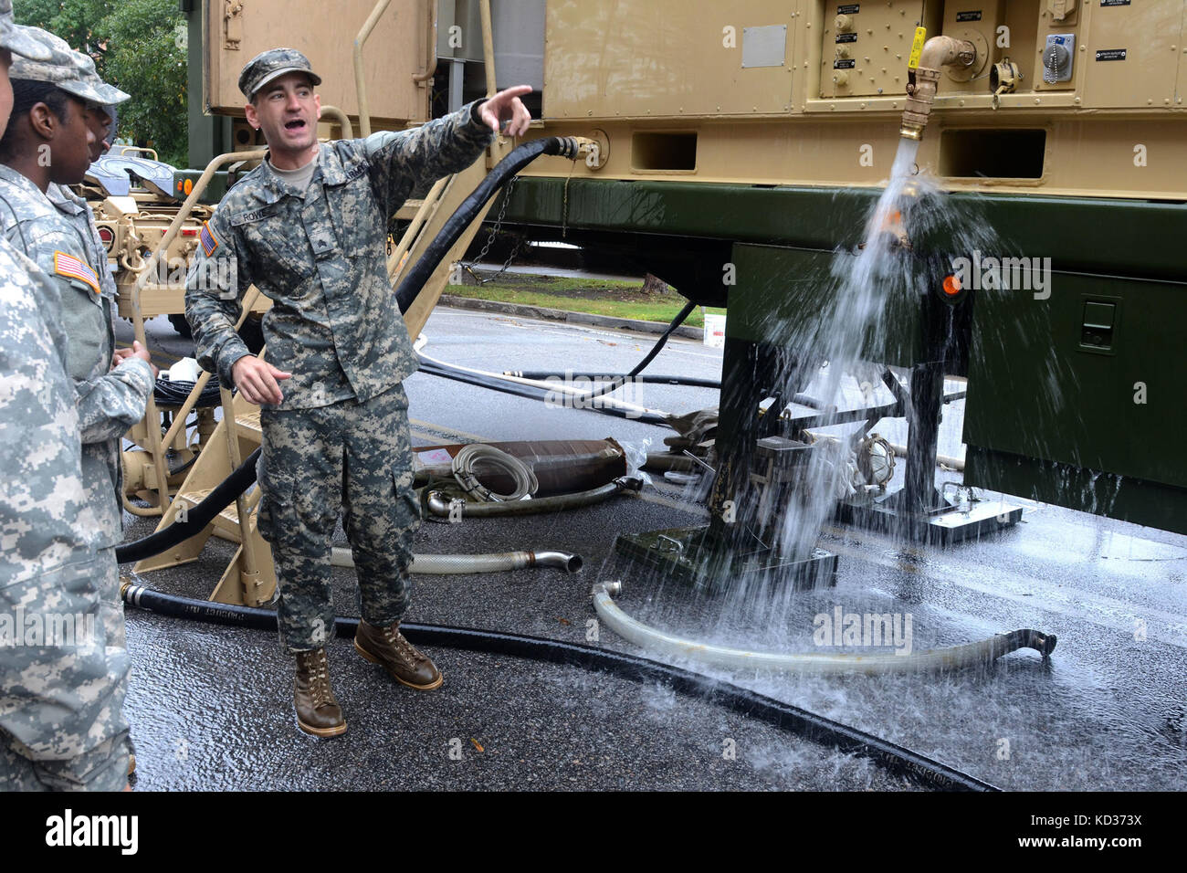 Le sergent de l'armée américaine. James Rowe, un spécialiste de la purification de l'eau affectée à la Garde nationale de Caroline du Sud, quartier-maître du 741st donne la direction de rotation des soldats dans le prochain quart de pompage d'eau à l'Hôpital Baptiste de Palmetto de Columbia, S.C., lors d'une inondation à l'échelle de l'intervention, le 10 octobre 2015. Soldats formés en tant que spécialistes de l'épuration de l'eau pompée jusqu'à 15 000 gallons d'eau potable par heure à l'hôpital en raison de l'absence d'eau douce disponible dans la région. La Garde nationale de Caroline du Sud a été activé à l'appui de l'état et les organismes de gestion des urgences du comté et l Banque D'Images