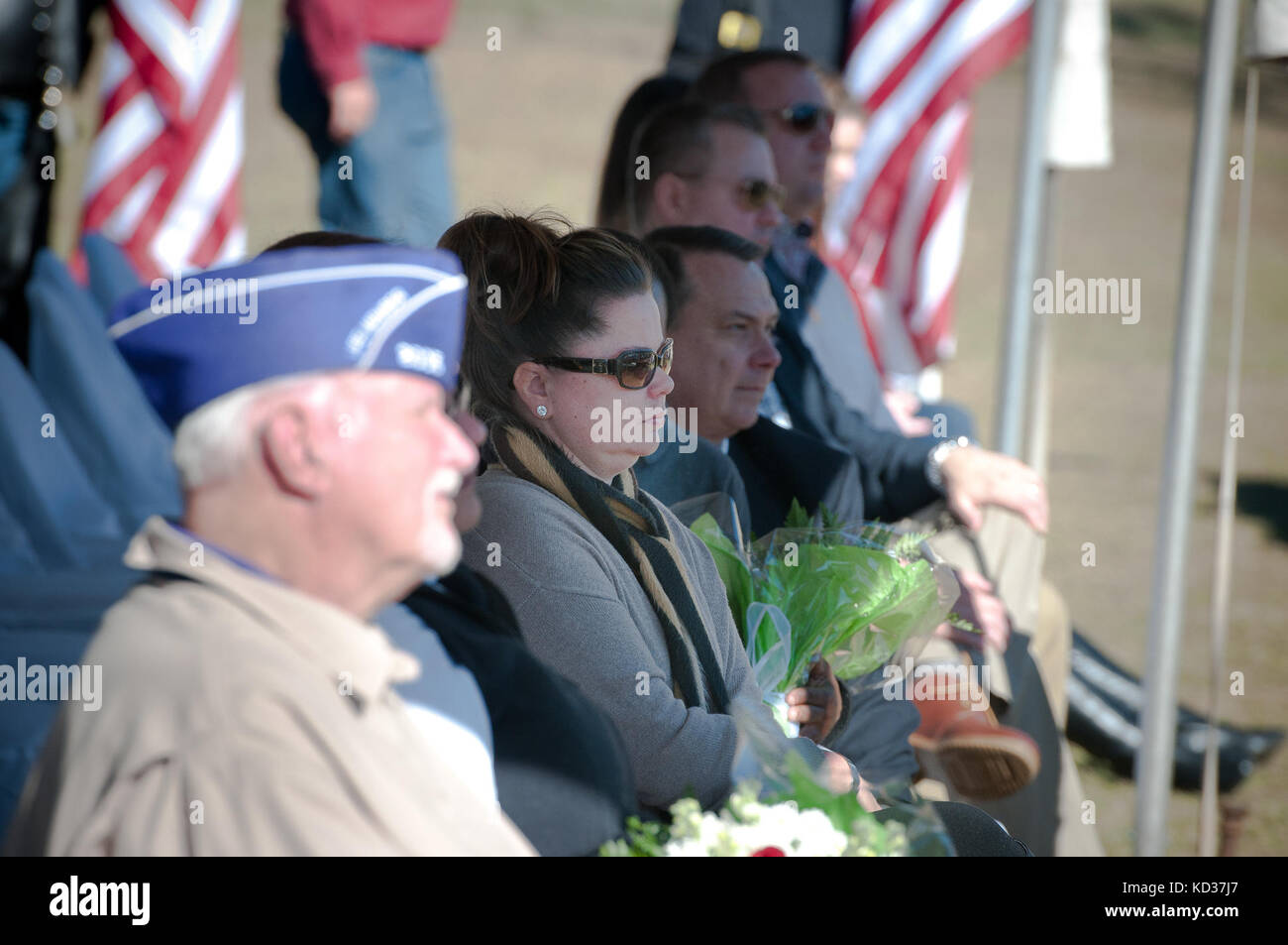 Les membres de la garde nationale de Caroline du Sud avec la famille et les amis Inscrivez-vous les soldats de l'entreprise route 1221St, L.C. (Army National Guard, lors d'une cérémonie pour la mémoire des soldats tombés 1221St graniteville à l'armoirie de graniteville, Caroline du Sud, déc. 5, 2015. Le monument est dédié à trois camarades tombés du 1221St ingénieurs qui ont été tués au combat, le sergent de l'armée américaine willie Harley, U.S. Army sgt. luther "sera" jr., rabon et corps des marines américains cpl. Matthew Dillon, qui a servi dans l'unité en 2004. (U.s. Army National Guard photo par le sergent Roby Banque D'Images