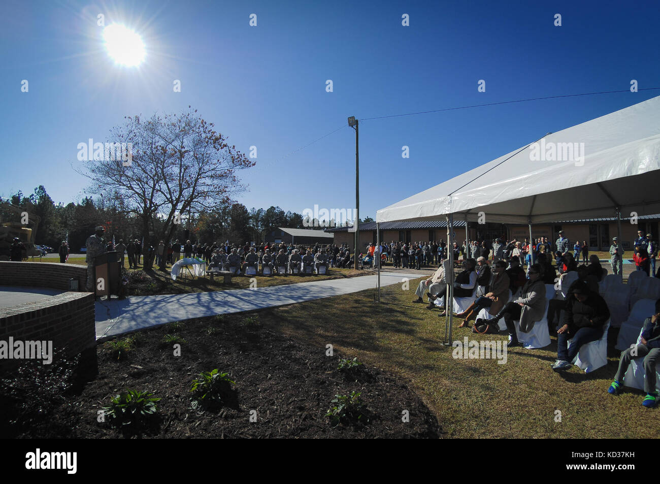 Les membres de la garde nationale de Caroline du Sud avec la famille et les amis Inscrivez-vous les soldats de l'entreprise route 1221St, L.C. (Army National Guard, lors d'une cérémonie pour la mémoire des soldats tombés 1221St graniteville à l'armoirie de graniteville, Caroline du Sud, déc. 5, 2015. Le monument est dédié à trois camarades tombés du 1221St ingénieurs qui ont été tués au combat, le sergent de l'armée américaine willie Harley, U.S. Army sgt. luther "sera" jr., rabon et corps des marines américains cpl. Matthew Dillon, qui a servi dans l'unité en 2004. (U.s. Army National Guard photo par le sergent Roby Banque D'Images