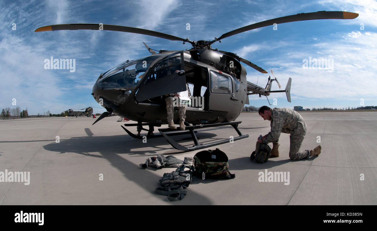 L'armée américaine cpt. jon Strickland et le sergent Brian titulaire, attribuée à la société a, la sécurité et le support st 2-151aviation battalion, L.C. (Army National Guard, procéder à des opérations de vol après un vol d'entraînement sur une luh-72A Lakota hélicoptère, Greenville, Caroline du Sud, nov.2016, 6. (Photo US Army National Guard par le sergent roby di giovine/libérés) Banque D'Images