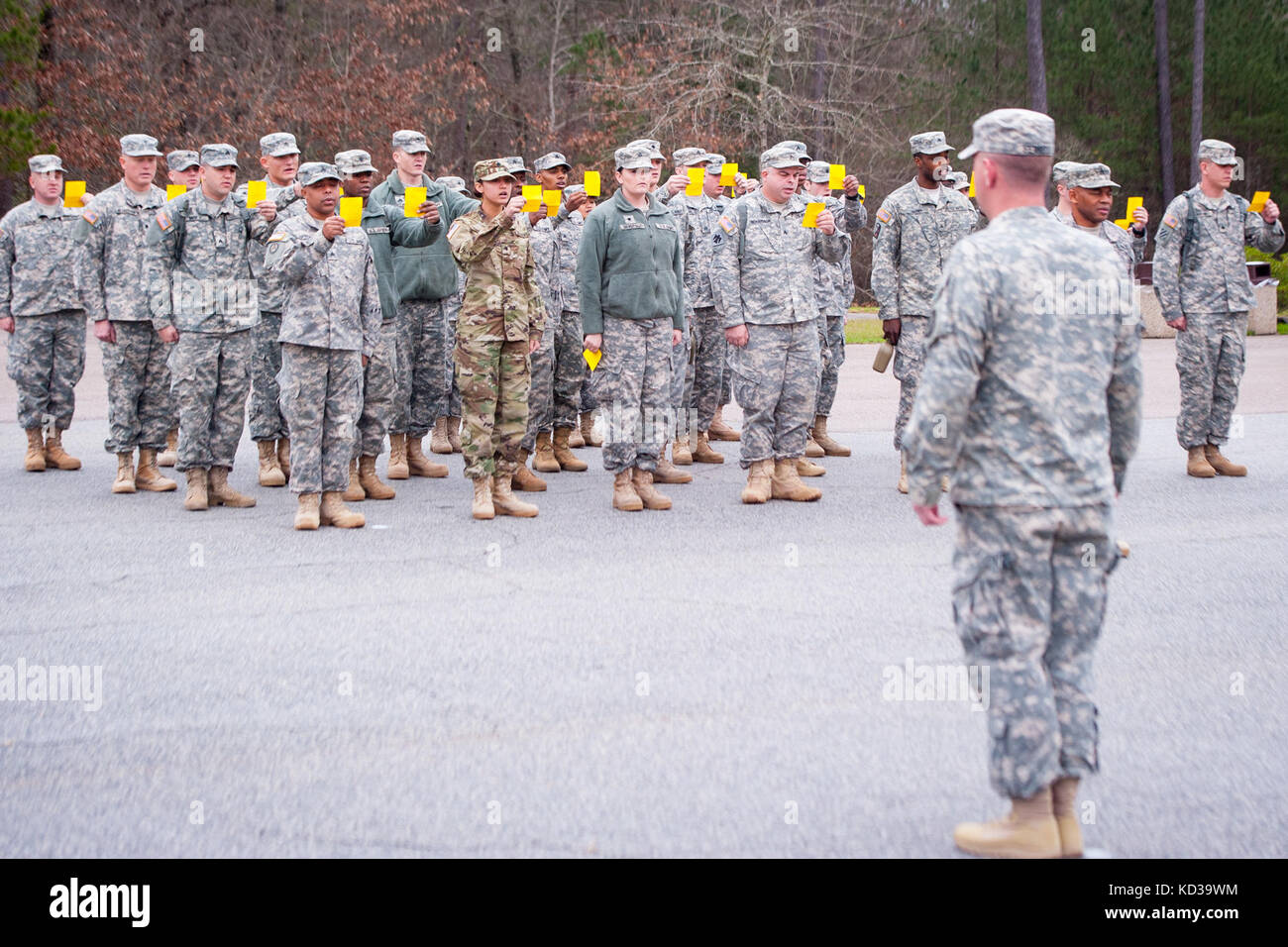 Soldats de réciter le credo du sous-officier en formation tout en assistant à un cours de leadership de base (BLC) au centre de formation à eastover mccrady, s.c., jan. 9, 2016. blc est un programme intensif de cours d'un mois avec un accent sur les compétences de leadership et prépare les soldats à l'avance au grade de sergent. (U.s. Army National Guard. photo par le sgt Brian Calhoun, 108e public affairs det/libérés) Banque D'Images