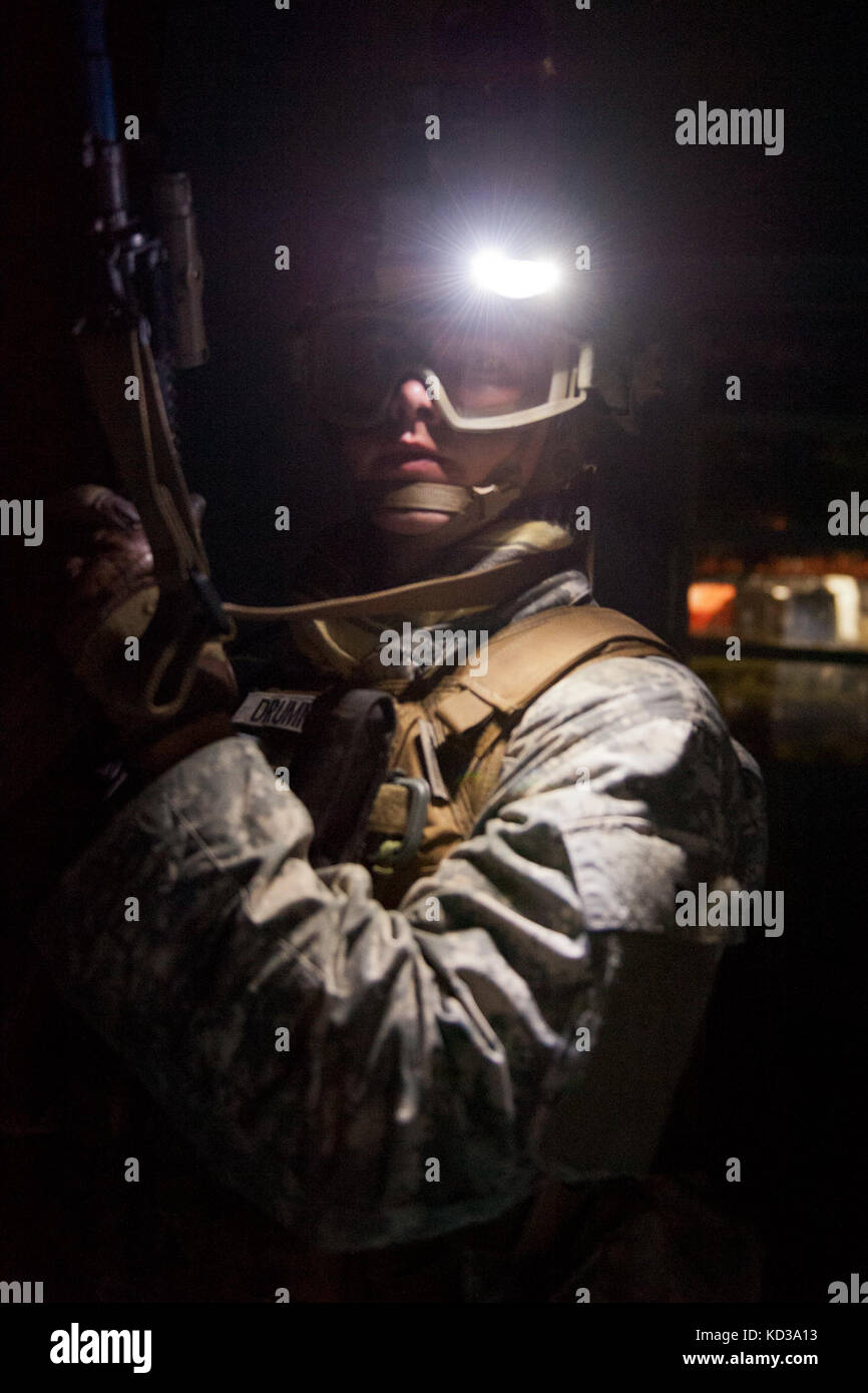 Un exercice conjoint, y compris les éléments de la Caroline du sud de l'armée et de la garde nationale, de l'armée américaine et air force special operations, et département de police de Colombie-Britannique s.w.a.t., effectuer des scénarios de formation assaut urbain en Colombie-Britannique, s.c., le 19 mai 2014. l'exercice a permis aux forces d'opérations spéciales et de la garde nationale d'actifs travailler côte à côte, alors que la formation dans un environnement urbain. (Photo de la garde nationale américaine par tech. sgt. Jorge intriago/libérés) Banque D'Images