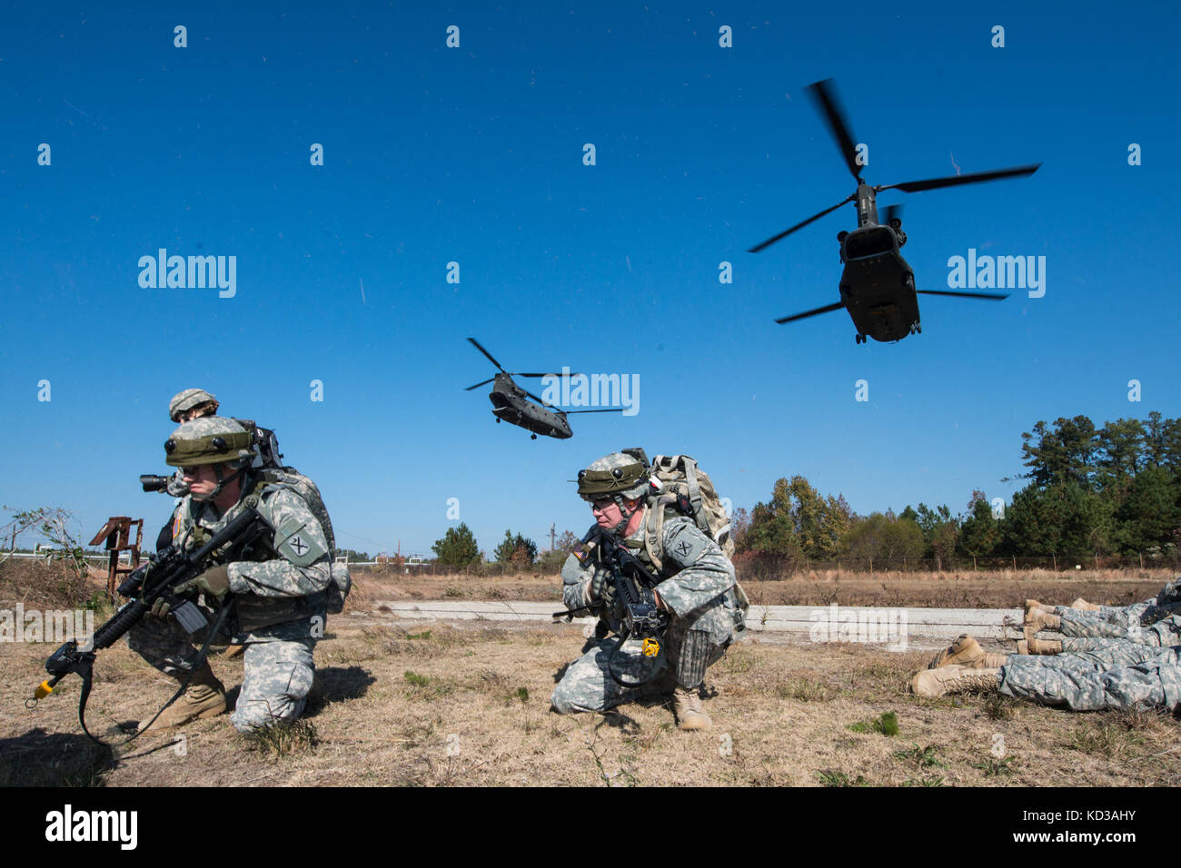 Les soldats de l'armée américaine, affecté à la 1-118ème bataillon interarmes, Caroline du Sud, la garde nationale démonter CH-47 Chinook lors d'un assaut sur le site de Savannah River, Aiken, s.c., dans le cadre de carolina thunder 14, nov. 15, 2014. En Caroline du Sud, avec la garde nationale de la Caroline du Nord, la Géorgie et le Tennessee, des unités de la Garde nationale a effectué 14, Caroline thunder une formation conjointe de l'exercice, sur une perceuse de semaine. Plus de 30 aéronefs ont participé à la messe à décoller de la base de la garde nationale mixte guess, eastover, L.C. (unités ont effectué des opérations au sol à l'air et le site de Savannah River dans un Banque D'Images