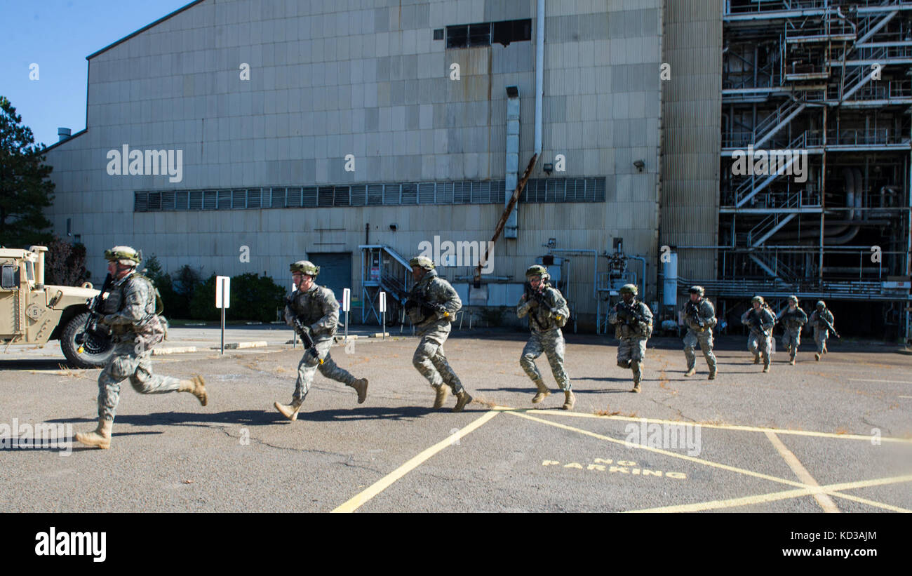 Les soldats de l'armée américaine, affecté à la 1-118ème bataillon interarmes, Caroline du Sud, les voies de la garde nationale d'une installation électrique capturés au le site de Savannah River, Aiken, s.c., dans le cadre de carolina thunder 14, nov. 15, 2014. En Caroline du Sud, avec la garde nationale de la Caroline du Nord, la Géorgie et le Tennessee, des unités de la Garde nationale a effectué 14, Caroline thunder une formation conjointe de l'exercice, sur une perceuse de semaine. Plus de 30 aéronefs ont participé à la messe à décoller de la base de la garde nationale mixte guess, eastover, L.C. (unités ont effectué des opérations au sol à l'air et le site de Savannah River en aike Banque D'Images