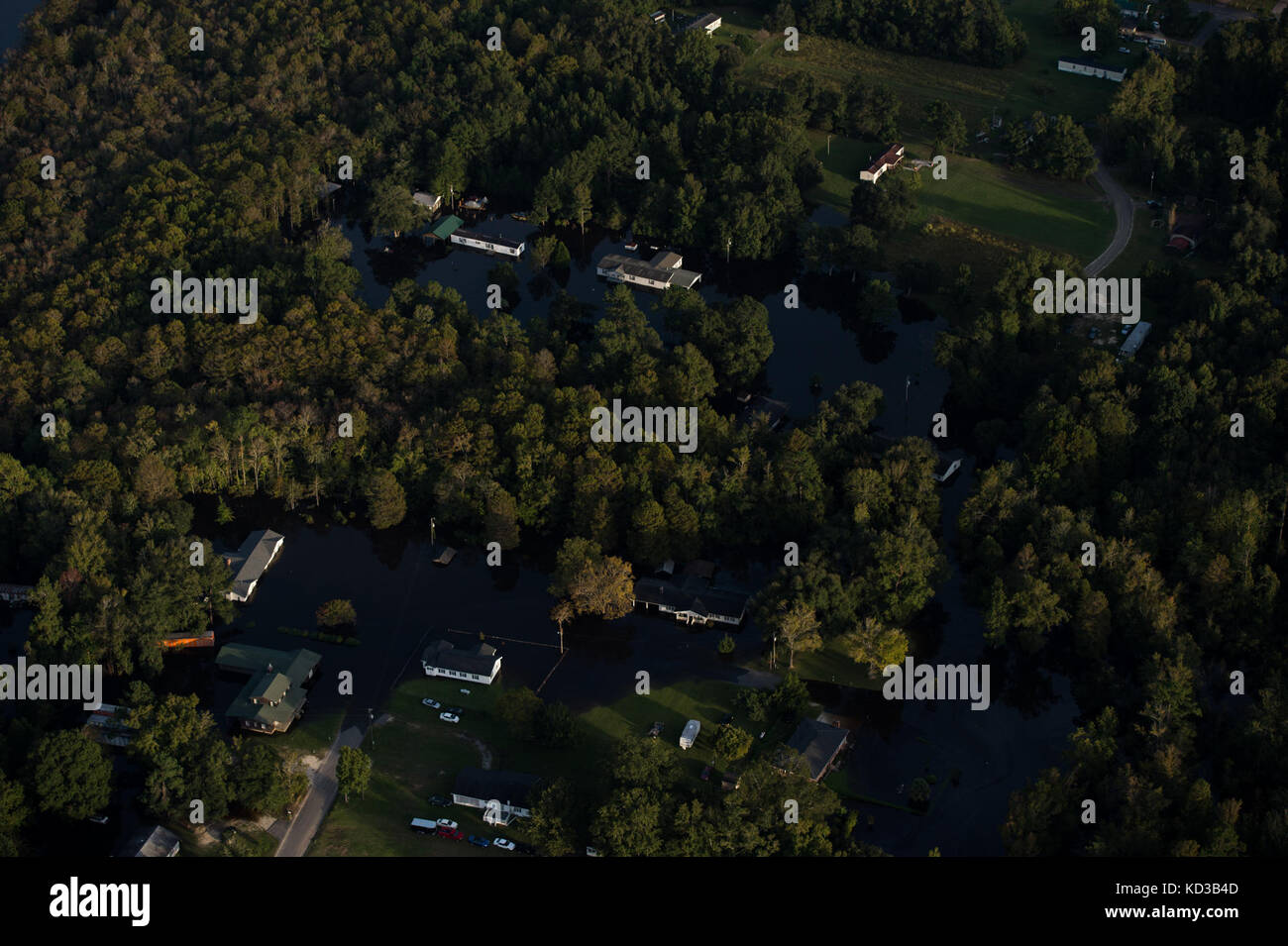 Les maisons sont submergés en raison de l'augmentation des niveaux d'eau près de Georgetown, s.c., 9 oct., 2015. l'historique des inondations, ce qui a causé les dommages, la destruction et la mort tout au long de la Caroline du Sud, a été le résultat de record de précipitations au cours de ce qui était considéré comme un événement de pluie 1 000 ans livré par l'ouragan joaquin comme il est passé de la côte est. (Photo par le sergent douglas ellis/libérés) Banque D'Images