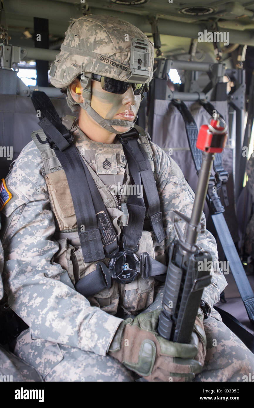 Vingt-neuf sergents de forage de l'armée américaine affecté à 1-34ème régiment d'infanterie, de participer à une simulation d'attaque contre hilton field, fort Jackson, L.C. (13 mai 2015, afin de capturer une position ennemie dans le cadre de l'unité de base de la cérémonie de remise des diplômes de formation de combat et la poursuite de la célébration de la semaine de la victoire. les sergents Percer la parade agressé après son arrivée sur le terrain de l'armée américaine quatre UH-60 Black Hawk, attribuée à la société a, 1-111ème bataillon de soutien de l'aviation générale, L.C. (Army National Guard. (U.s. Army National Guard. photo par le sgt Brian calhoun/libérés) Banque D'Images