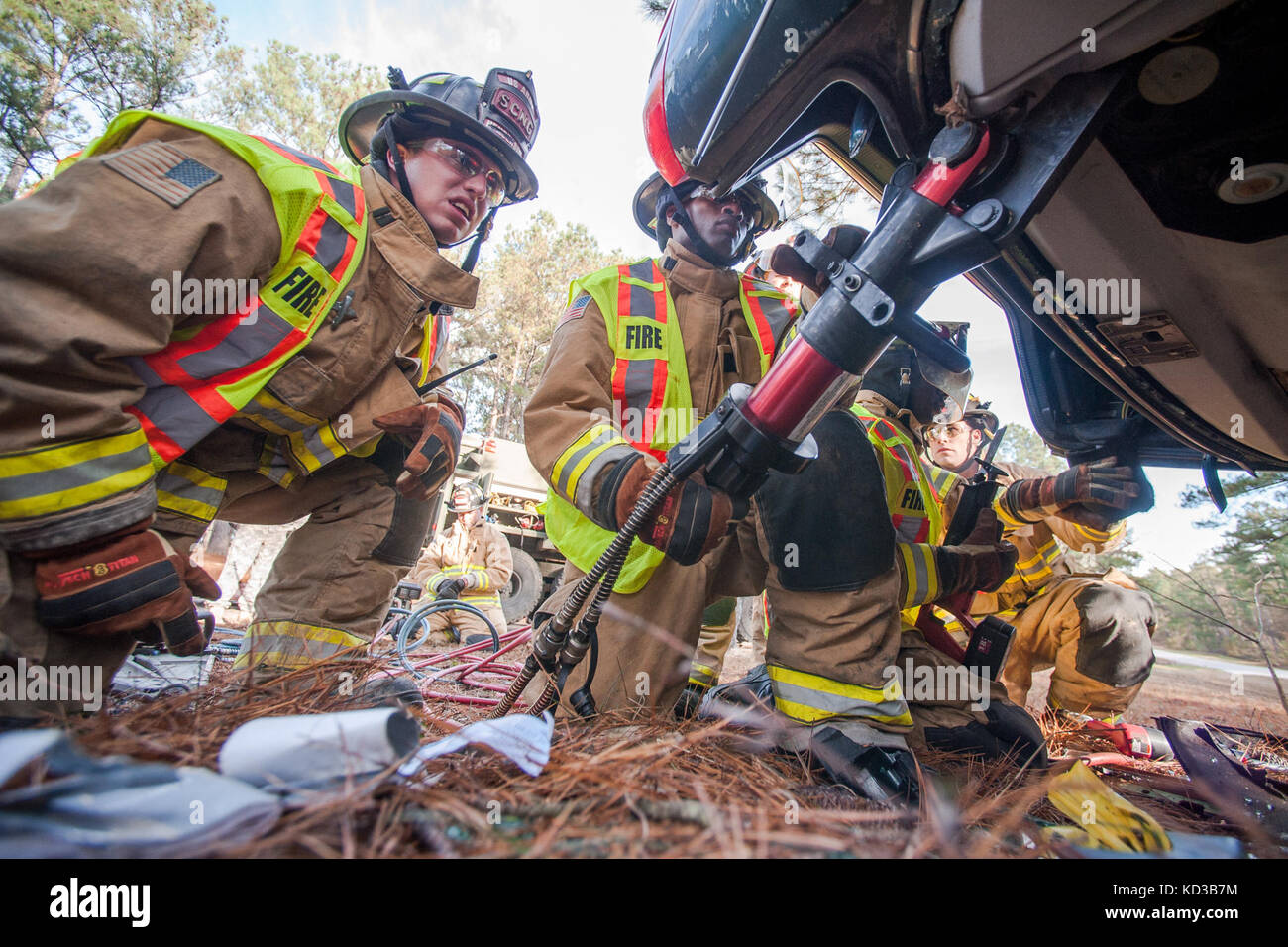 Les pompiers de la garde nationale armée L.C. (couper le tronc d'un véhicule renversé en arrivant à une simulation d'accident dans le cadre de leur extraction automatique de l'exercice au centre de formation près de eastover mccrady, s.c., le 15 novembre 2015. Les pompiers de la 264ème, 266ème, 267ème et 268ème détachements ingénieur répond à une variété de scénarios de formation au cours de l'exercice où le week-end où les passagers bloqués à l'intérieur d'un véhicule renversé. (U.s. Army National Guard. photo par le sgt Brian Calhoun, 108e public affairs det/libérés) Banque D'Images