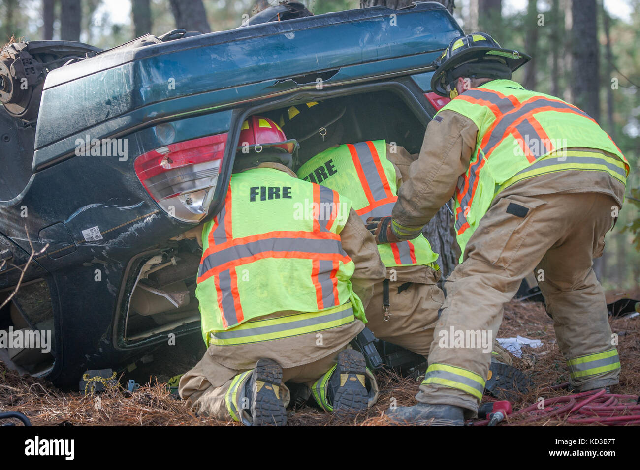 S.c. les pompiers de garde nationale d'armée d'entrer par le coffre d'un véhicule renversé en arrivant à une simulation d'accident dans le cadre de leur extraction automatique de l'exercice au centre de formation près de eastover mccrady, s.c., le 15 novembre 2015. Les pompiers de la 264ème, 266ème, 267ème et 268ème détachements ingénieur répond à une variété de scénarios de formation au cours de l'exercice où le week-end où les passagers bloqués à l'intérieur d'un véhicule renversé. (U.s. Army National Guard. photo par le sgt Brian Calhoun, 108e public affairs det/libérés) Banque D'Images
