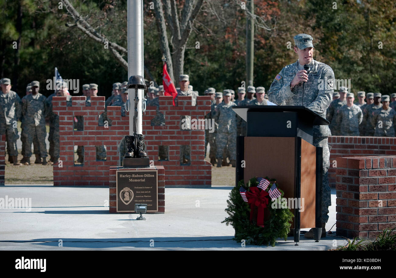 Les membres de la garde nationale de Caroline du Sud avec la famille et les amis Inscrivez-vous les soldats de l'entreprise route 1221St, L.C. (Army National Guard, lors d'une cérémonie pour la mémoire des soldats tombés 1221St graniteville à l'armoirie de graniteville, Caroline du Sud, déc. 5, 2015. Le monument est dédié à trois camarades tombés du 1221St ingénieurs qui ont été tués au combat, le sergent de l'armée américaine willie Harley, U.S. Army sgt. luther "sera" jr., rabon et corps des marines américains cpl. Matthew Dillon, qui a servi dans l'unité en 2004. (U.s. Army National Guard photo par le personnel Banque D'Images