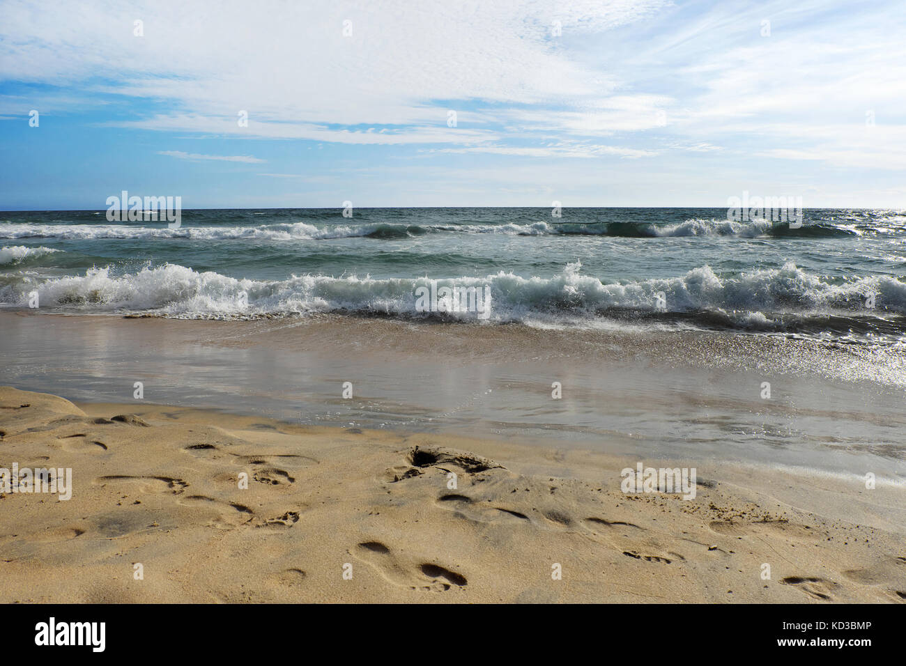 Par temps calme, l'océan Indien avec des vagues et du sable Banque D'Images Par temps calme, l'océan Indien avec des vagues et du sable Banque D'Images