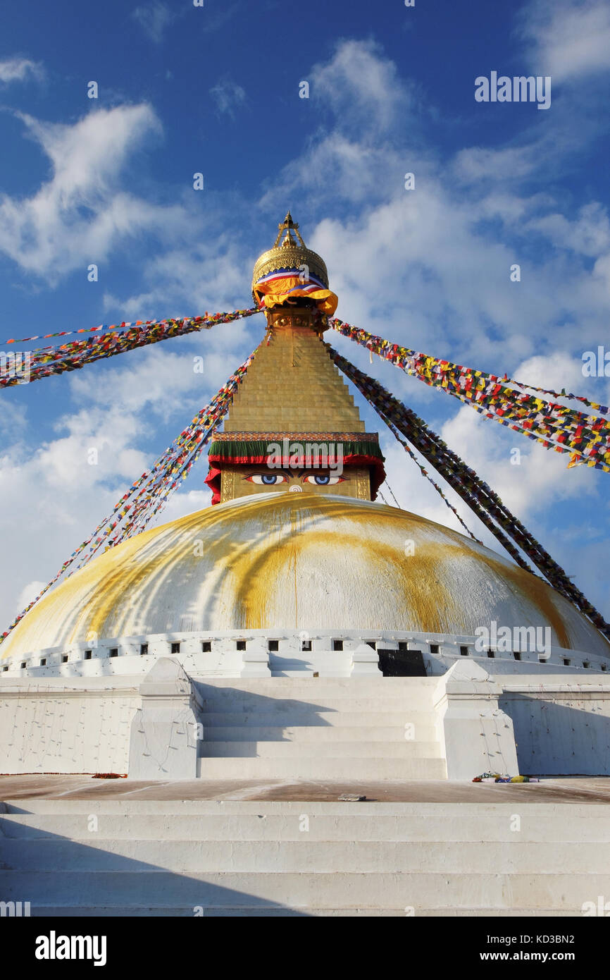 Népal. Stupa Bouddanath à Katmandou, gros plan par une journée ensoleillée. Banque D'Images Népal. Stupa Bouddanath à Katmandou, gros plan par une journée ensoleillée. Banque D'Images