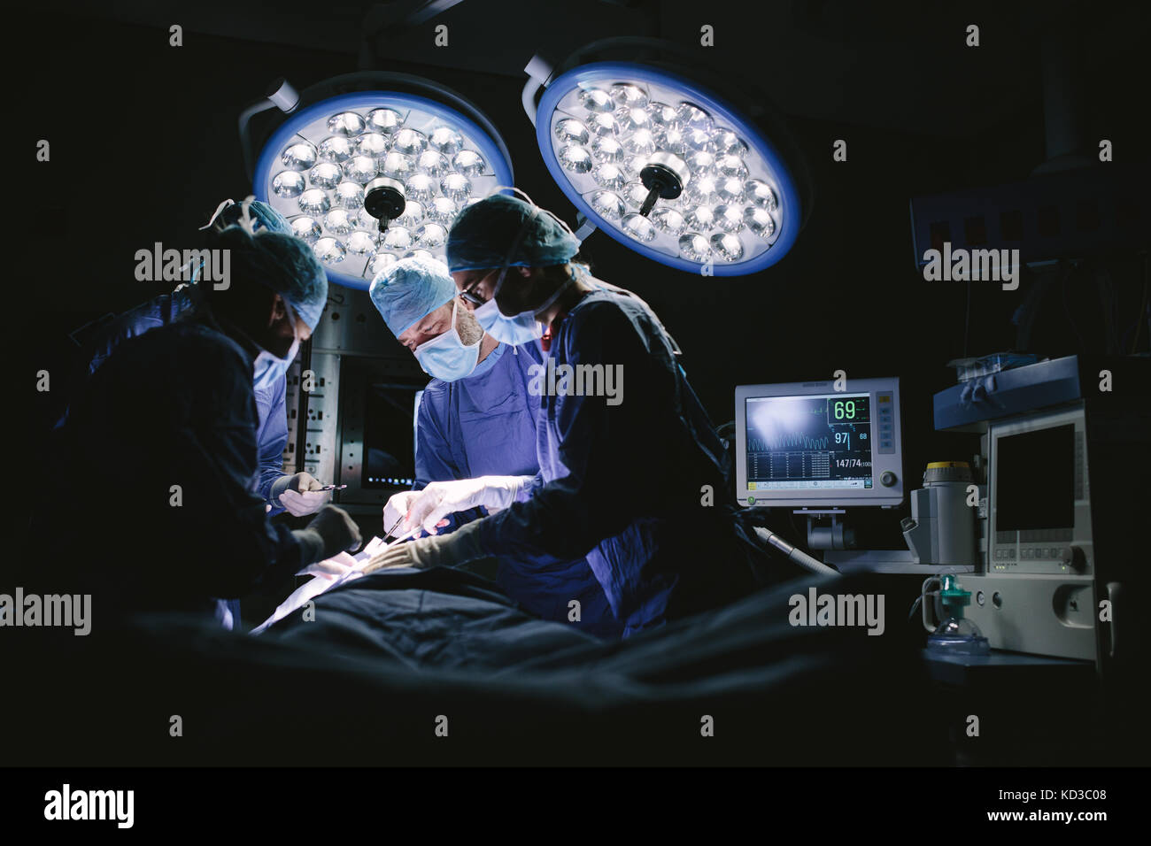 Équipe de chirurgiens faisant la chirurgie dans la salle d'opération de l'hôpital. L'équipe médicale faisant opération critique. Banque D'Images