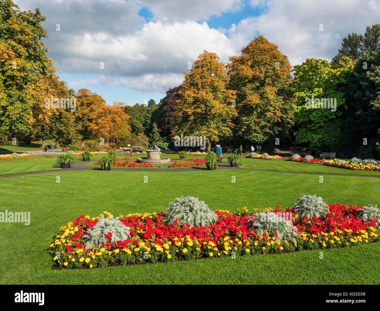 Parterres Valley Gardens au début de l'automne Harrogate North Yorkshire Angleterre Banque D'Images