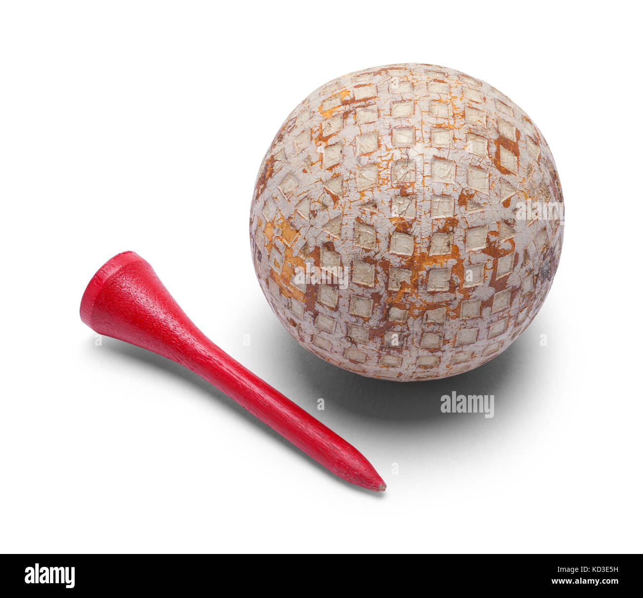 Vieille balle de golf et tee rouge isolé sur fond blanc. Banque D'Images