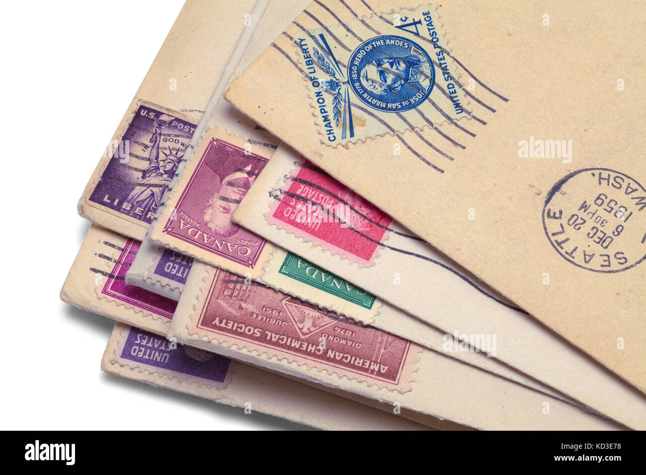 Close up of vintage lettres avec timbres-poste isolé sur un fond blanc. Banque D'Images