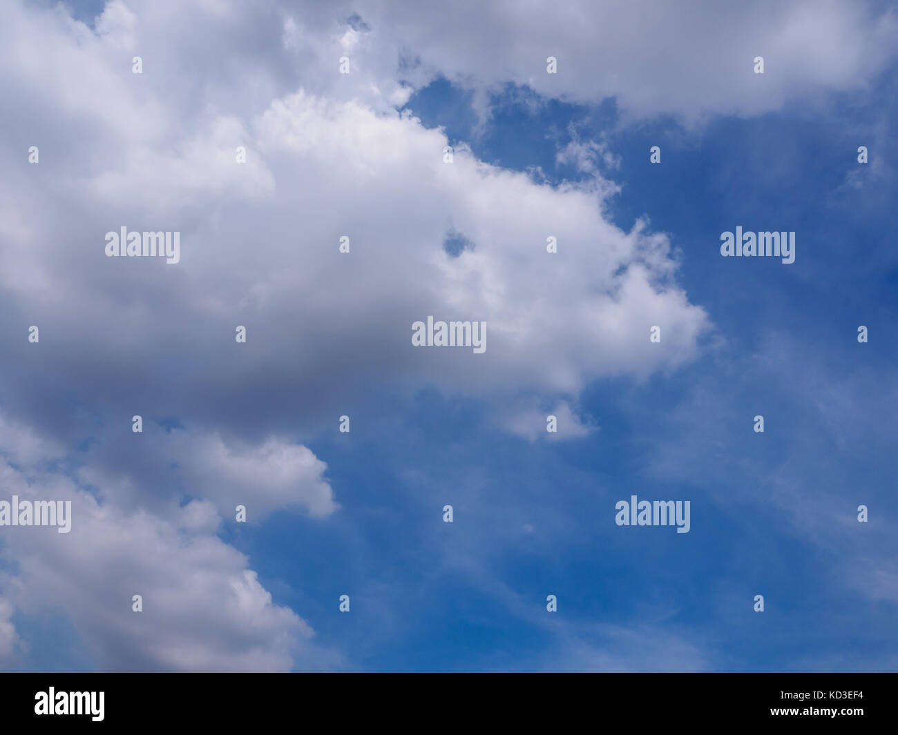 Les nuages blancs moelleux dans le ciel bleu Banque D'Images