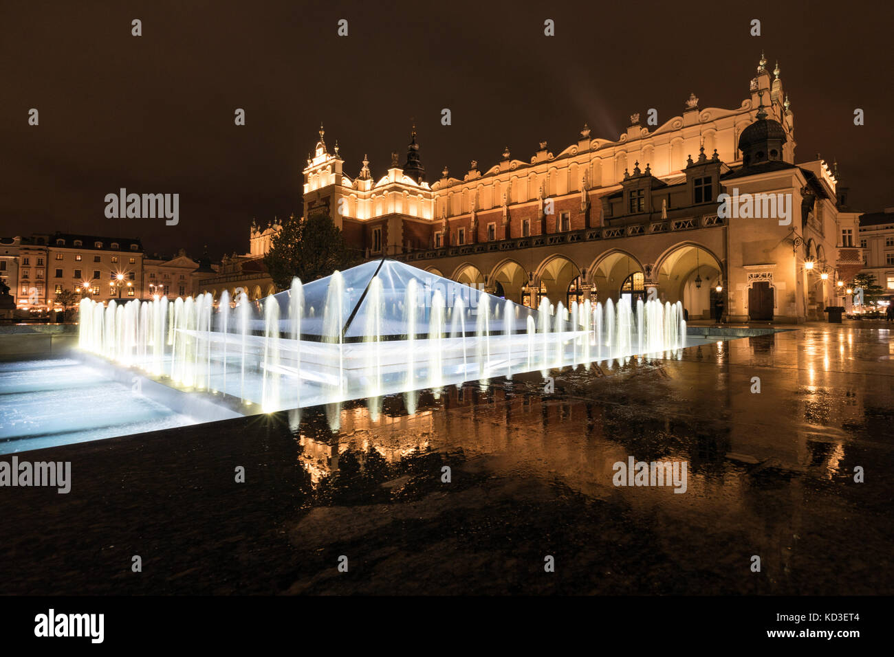 La place principale de Cracovie, en Pologne, avec la Halle aux draps au centre Banque D'Images