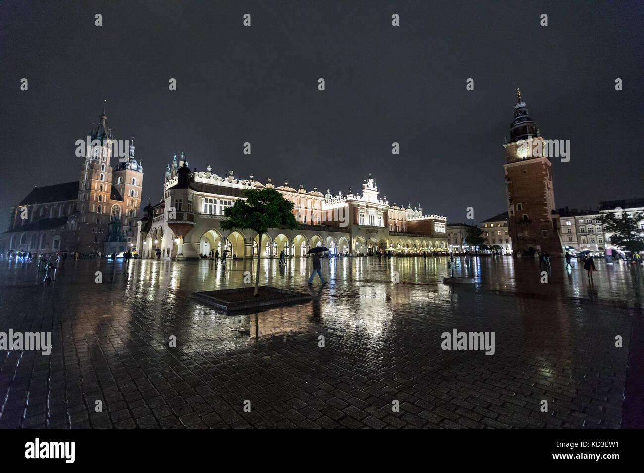 La place principale de Cracovie, en Pologne, avec la Halle aux draps au centre et la Basilique Sainte-Marie, à gauche Banque D'Images