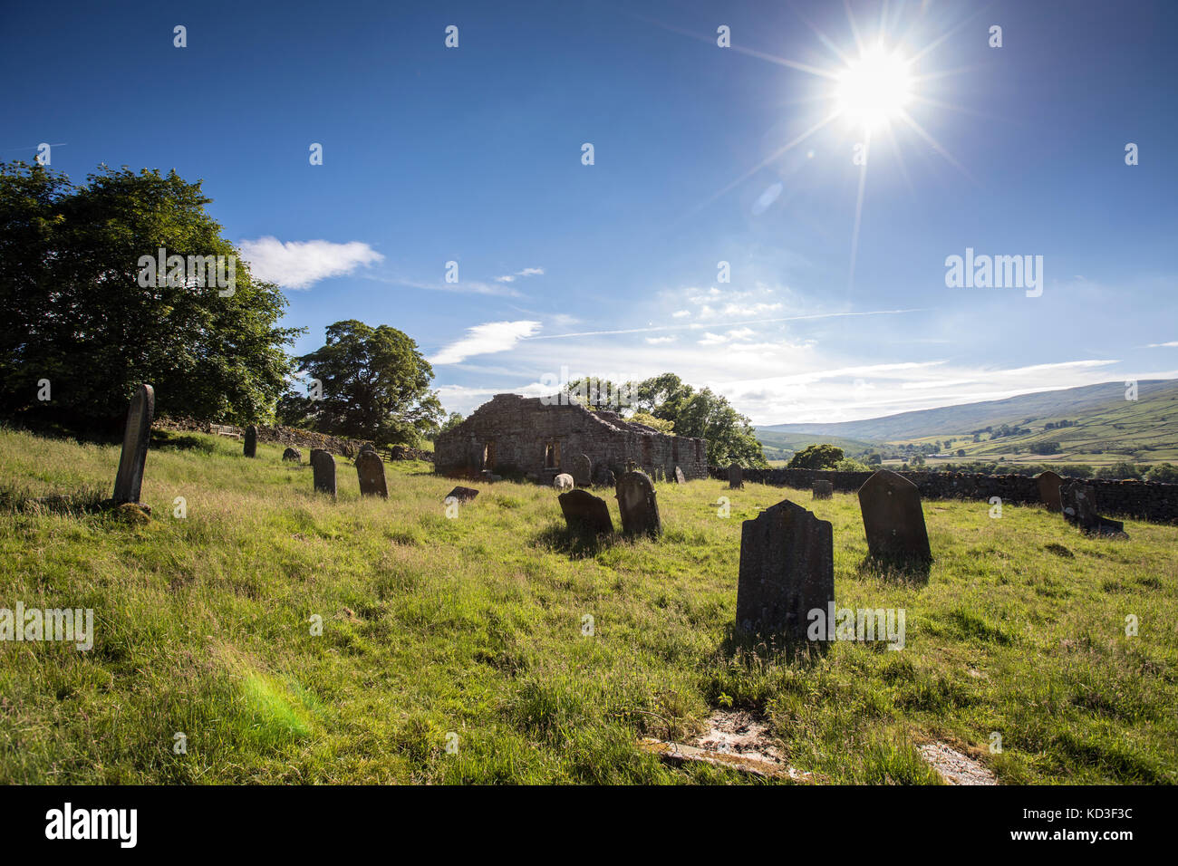 L'église et le cimetière à l'abandon près du village d'atermoiements Busk dans le Yorkshire Dales Banque D'Images
